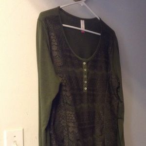 Like new beautiful olive green pullover